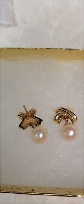 עגילי פנינה קשר X תלויים זהב מלא 14K – משקל כולל 3.29 גרם, חתומים. עגילי “קשירה” (X-Bow) 