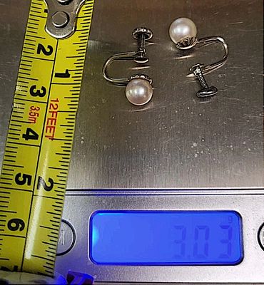 עגילי פנינה 14K זהב לבן עם סגירת בורג – משקל כולל 3.03 ג׳ חתום. עיצוב קלאסי משנות ה-50: 
כיפות 