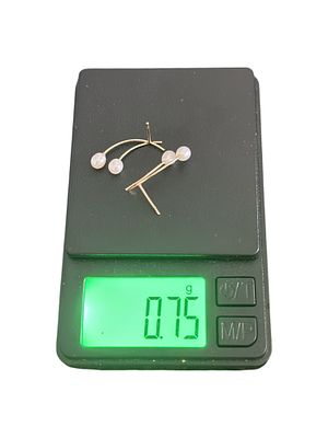 עגילי פנינים תלויים זהב 14K – עיצוב “זרוע כפולה”, משקל כולל 0.75 ג׳. קווים אלגנטיים ודקים: 
כל 