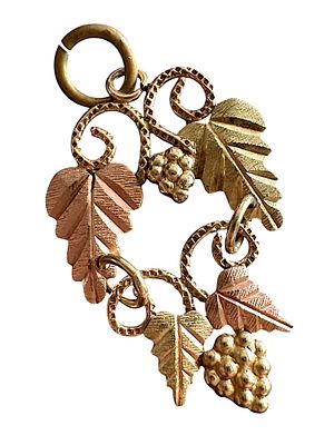 תליון Black Hills – עלי גפן ואשכולות ענבים מזהב דו-גווני 10K/12K כ 0.9 גרם. עבודת יד מסורתית 