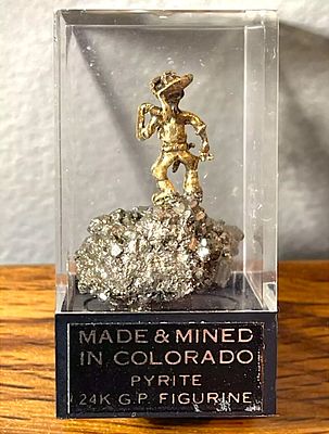 מיני פיסלון כורה זהב מצופה 24K על גוש מינרל פיריט – מזכרת מקורית מקולורדו 5.5x3 סמ. תוספת 