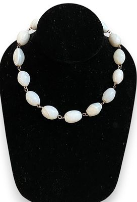 שרשרת קולר אגת לבן טבעי בזהב מלא 14 קראט – וינטג׳. שרשרת קולר/צ׳וקר משנות ה-60 לערך, עשויה חרוזי 