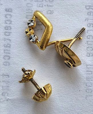 עגילי בורג טבעת-אף זהב מלא מעל 22 קראט – עגילים במשקל כ-1.24 גרם. עגילי בורג קטנים (מתאימים גם 