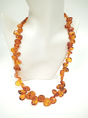 שרשרת חרוזי ענבר טבעי מרהיבה בעיצוב מיוחד – 60 ס״מ – 47.63 גרם. תכשיט מיוחד ונחשק בעבודת יד 