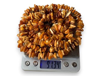 שרשרת ענבר עתיקה – נדירה במיוחד ‑ 91.4 גרם ‑ דבש‑קרמל כ 1.35 מטר. חגיגת גוונים חמה של אדמה 