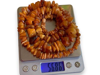 שרשרת ענבר בלטי עתיקה – נדירה ‑ 56.9 גרם ‑ כתום‑קרמל, אורך כ 70 ס״מ. להגביר את הזוהר הטבעי: 