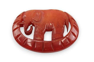 בקלייט פיל מגולף - Brooch מקורי משנות ה‑30/40 | ≈12 גרם. פיל חינני מגולף מבקלייט בצבע אדום‑ענברי 