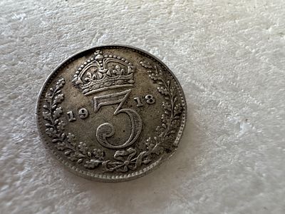 מטבע 3 פני כסף 1918 ג׳ורג׳ V — סטרלינג 925, מצב טוב מתקופה מלחמת העולם הראשונה. מצב והדגשים 