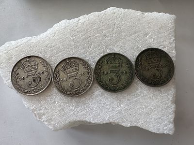 לוט 4× מטבעות 3 פני בריטניה 1920 כסף .500 – ג׳ורג׳ V – מצבים טובים פלוס, פאטינה אותנטית. - 