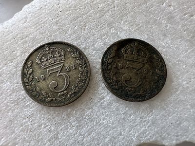 לוט 2 מטבעות שלושה פני כסף בריטניה 1921 — George V — כסף .500 — מטבע במצב טוב + מטבע עם פטינה כבדה. 