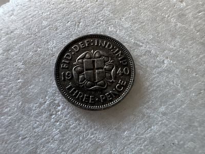 מטבע אחד בעריך שלושה פני כסף 50%, בריטניה 1940, ג׳ורג׳ השישי, ורד טיודור, מצב טוב מאוד, 1.41 גרם. 