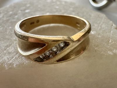 טבעת זהב 14K מעוצבת עם אבני חן שקופות ©SMG – מידה US 9, כ 4.52g. זהב 14K אמיתי בעיצוב חוצה-פסים 