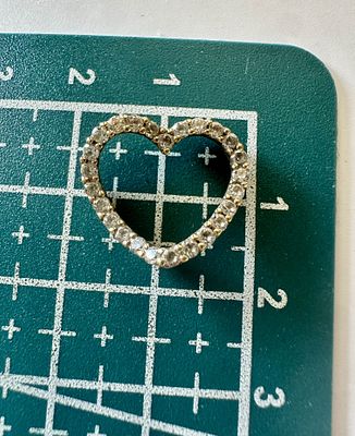 תליון לב פתוח מזהב 14K עם שורת אבנים נוצצות – צ׳ארם איכותי זהב מלא. תליון/צ׳ארם לב פתוח מזהב 