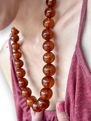 שרשרת ענבר טבעי חרוזי קוניאק עגולים גדולים, סוגר חבית מתברג כ-86 גרם. שרשרת ענבר טבעי בולטת 