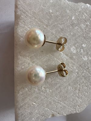 עגילי פנינים זהב אמיתי 14K - קלאסיים ואלגנטיים. עגילי פנינים עדינים ומלאי יוקרה, בעיצוב 