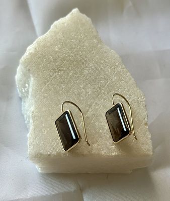 עגילי וינטג' זהב מלא 14K עם קוורץ מעושן מלוטש - חתום, 3.33 גרם. עגילי דונגלים אלגנטיים מזהב צהוב 