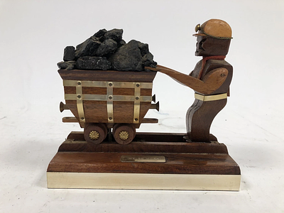 פסל עץ דקורטיבי בעבודת יד - כורה פחם עם עגלה, וינטג׳ אותנטי. פריט וינטג' נדיר, פסל עץ בעבודת יד 