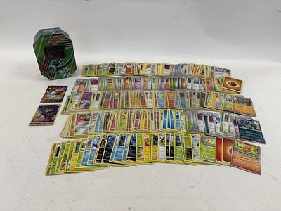 לוט פוקימון גדול ומיוחד עם קופסת פח אותנטית - מעל 150 קלפים נדירים. חבילת אספנות גדולה של קלפי 