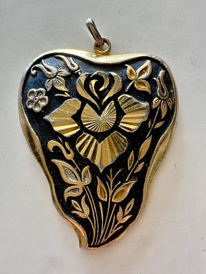 תליון טולדו דמשקינה בציפוי זהב 24K עבודת יד - ספרד 1940-1950. תליון ייחודי בעבודת יד מסורתית 