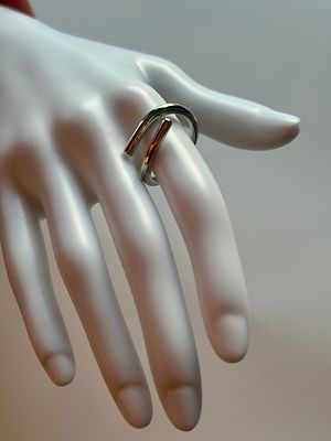 טבעת בעיצוב מודרני פתוח להתאמה אידיאלית - יוניסקס. טבעת בעיצוב פתוח מודרני, 
מאפשרת התאמה מושלמת 