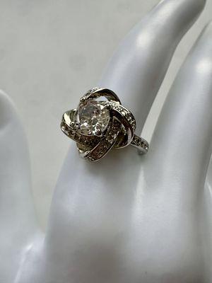 טבעת סגנון פתוח, מוטיב פרח עם אבן זירקון מרכזית נוצצת. טבעת יוקרתית בעלת עיצוב פתוח להתאמה 