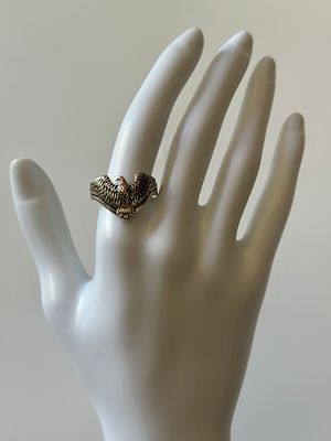 טבעת בעיצוב נשר עם כנפיים פרוסות - סגנון פתוח להתאמה אישית. טבעת בעיצוב נשר מרהיב עם כנפיים 