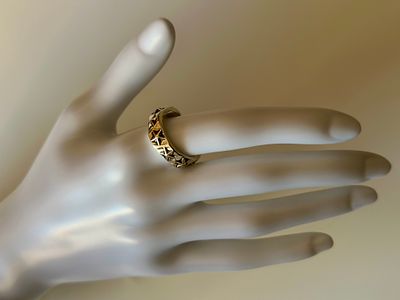 טבעת פתוחה עם דוגמת כוכבים חקוקה. טבעת בעיצוב פתוח, 
מעוטרת בדוגמה ייחודית של כוכבים חקוקים לכל 