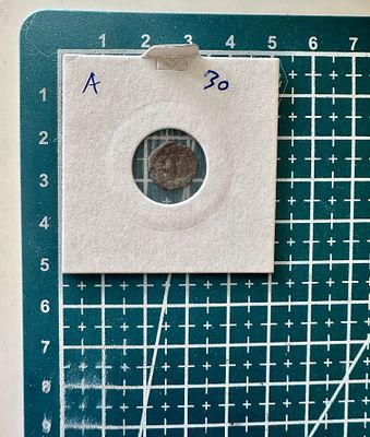 מטבע ברונזה רומאי מקורי מהמאה ה-3-4 לספירה - אותנטי מאנגליה, נחשף בגילוי מתכות מורשה. מטבע רומאי 