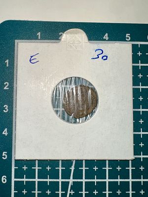 מטבע רומי ברונזה קטן - GLORIA EXERCITVS, תקופת קונסטנטינוס, כ־330 לספירה - אותנטי, UK find. ברונז 