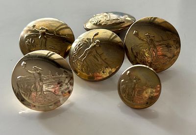 לוט 6 כפתורי פליז אנגליים - Gaunt London - דמות עם לפיד. לוט מקורי מאוסף אנגלי של 6 כפתורים 