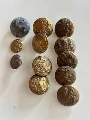 לוט של 12 כפתורי פליז בריטיים - סמל המלוכה. אוסף מרהיב של כפתורי פליז מקוריים מתקופות שונות של 