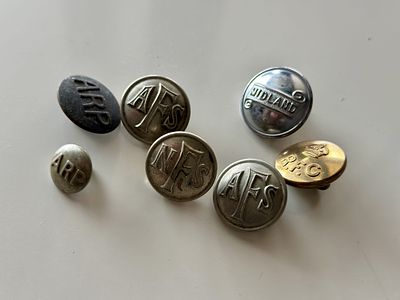 לוט 7 כפתורי פליז ומתכת - מלחמת העולם השנייה, אנגליה
. אוסף נדיר ומגוון של 7 כפתורים מקוריים 