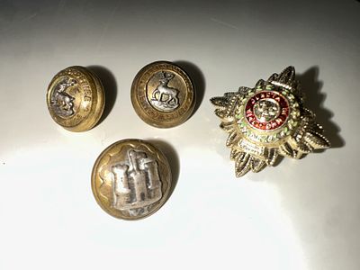 לוט 4 פריטי מדים בריטיים - רג׳ימנט Hertfordshire 1925-1955. אוסף בן 4 פריטים קטנים ומרשימים 