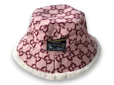 כובע באקט דמוי GUCCI - דגם XXV Maison de l’Amour. כובע באקט יוקרתי בצבע ורוד עם הדפס לוגו 