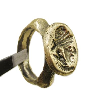 טבעת חותם ברונזה מוזהבת וינטג' - דמות שליט בתבליט - קוטר פנימי 20 מ"מ. טבעת חותם קטנה עם נוכחות 