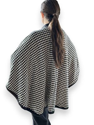 פונצ'ו וינטג' גרמני שחור-לבן - דוגמת שיני כלב - שנות ה-70 עד ה-90. פריט קלאסי עם נוכחות: 