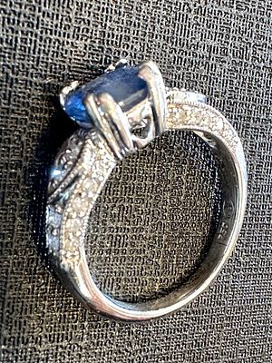 טבעת זהב לבן 18K עם ספיר טבעי כ-1.5 קראט ו30 יהלומים טבעיים, 4.24 גרם. טבעת יוקרה קלאסית 