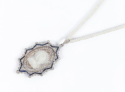 Bello colgante oval 'art-decó' en montura de oro amarillo 18 K y vistas de platino, con relieve 