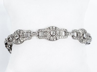 Bello brazalete antiguo, época 'art-decó', en platino, formado por eslabones ovales, con un 