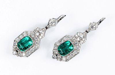 Bellos pendientes largos antiguos, en montura de platino, en tres cuerpos en movimiento, con 