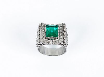 Sortija antigua en platino, estilo 'art-decó' con una piedra verde central, en su talla, orlada 