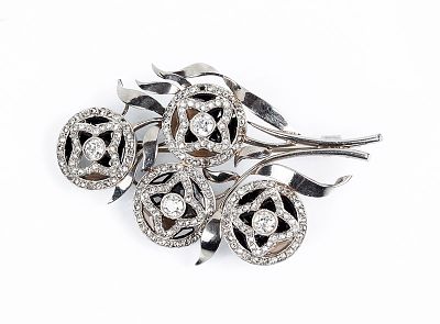 Alfiler vintage en oro blanco 18 K, en forma de ramo con motivos art-decó en rosetón con centro 