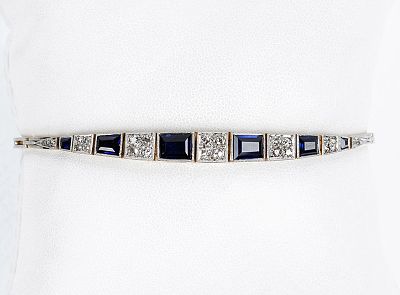 Delicada pulsera 'art-decó' en montura de oro amarillo 18 K y vistas de platino, con centro de 