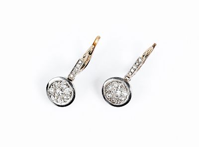 Bellos pendientes vintage en oro amarillo 18 K, con barrita y rosetón colgante cuajados de 