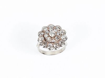 Espléndida sortija vintage en sólida montura de oro blanco 18 K, con motivo rosetón formado por 