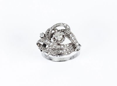 Sortija antigua en montura de platino con un diamante central, talla brillante, en garras de 