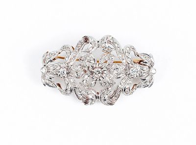 Alfiler vintage en montura calada de oro rosa 18 K y vistas grafiladas de oro blanco, con tres 