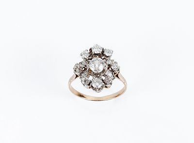 Sortija vintage en montura de oro amarillo 18 K y vistas de oro blanco, con rosetón calado de 