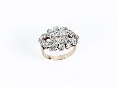 Sortija vintage en sólida montura de oro amarillo, con motivo decó en bandas cuajadas de 