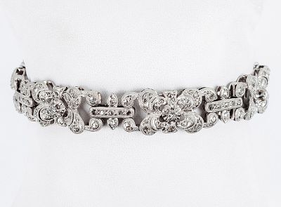 Pulsera antigua en montura de platino u oro blanco 18 K, con motivos geométricos ondulantes 